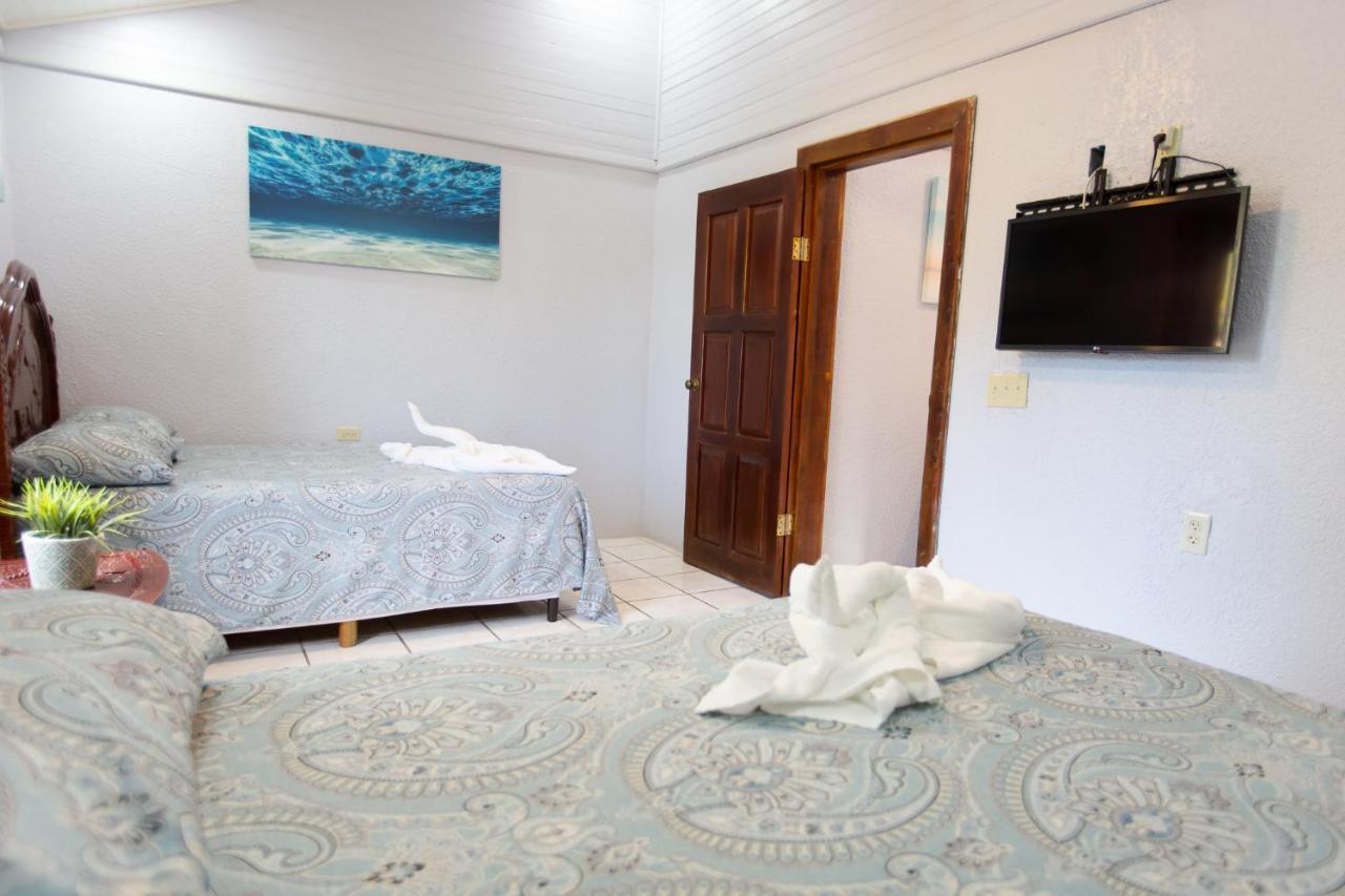 Sea Eye Hotel - Sunset Building Utila Exterior photo