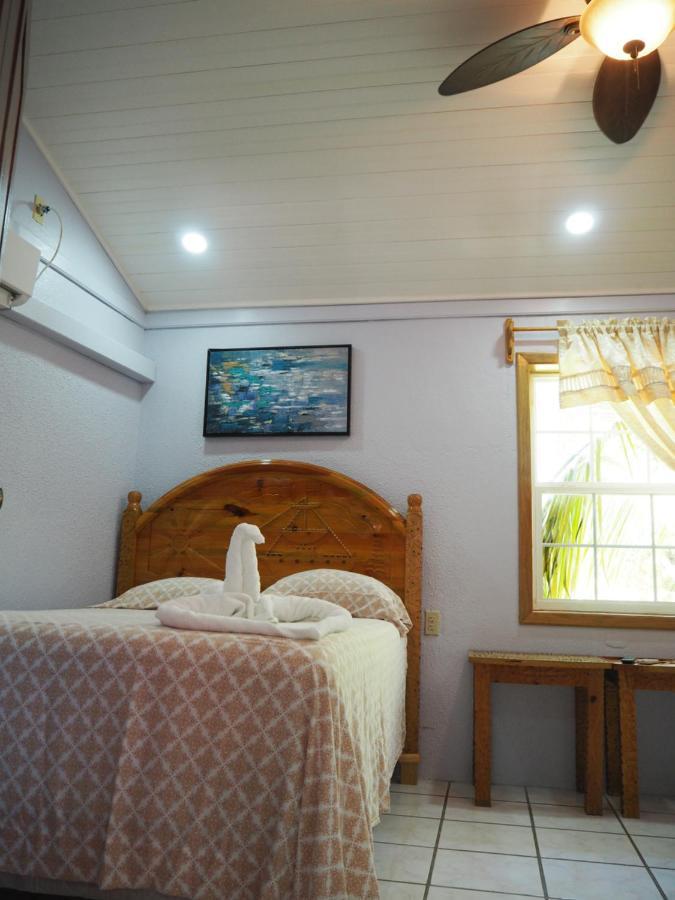 Sea Eye Hotel - Sunset Building Utila Exterior photo