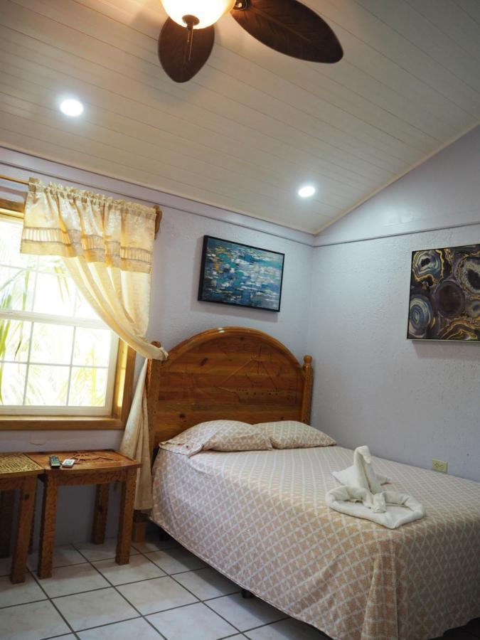 Sea Eye Hotel - Sunset Building Utila Exterior photo